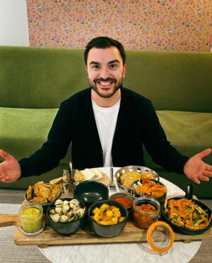 Benjamin Verrecchia Instagram - CONCOURS 🥳
Régalade totale, j’ai vécu l’expérience Mercure x Top Chef !
À gagner : un séjour de 2 nuits dans un hôtel Mercure, un room-service exclusif et la participation à une masterclass avec un candidat emblématique Top Chef et un chef Mercure !
Pour vivre ce moment unique il faut : t’abonner à @mercurefr et à mon compte et mentionner un ami en commentaires
Je vous laisse je vais au spa faire mes 4h de natation 🏊‍♂️
@lesgustaves