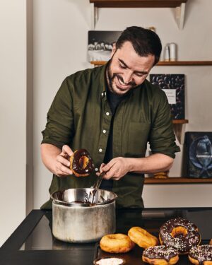 Benjamin Verrecchia Instagram - Mon livre Kiff Food est un ticket VIP pour le bonheur et le craquage culinaire total ! Des recettes qui vous mettent en lévitation.

Si le kiff entre dans le code pénal on prend perpèt !

Lien de commande en Bio pour les gourmands ;)

Alors team Burger ou Donuts ?