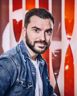Benjamin Verrecchia Instagram - Mon livre Kiff Food a reçu le prix Nobel du Kiff 🥇. Des recettes qui vous mettent en PLS : plaisir, lévitation, septième ciel.
Votre recette préférée le cartel ?

Lien en bio pour commander le bonheur.