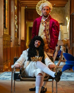 Benjamin Verrecchia Instagram - L’an de Grâce 1715. Le roi Benjamin IV et son valet @pierrecroce dit Pierrot le cul-terreux. Photo à l’huile qui représente le roi avant un five muni de ses chaussettes futsal.

Vous pouvez découvrir ces 2 figures historiques dans la dernière vidéo de @pierrecroce 

📷 @agatho55