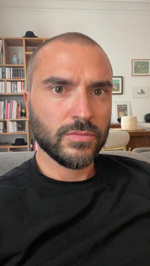 Benjamin Verrecchia Instagram - Si ça t’es arrivé, tu peux adhérer à l’association « Stop aux reniflage de paquet ». À tout ceux qui ont vécu un museau intrusif, force à vous.