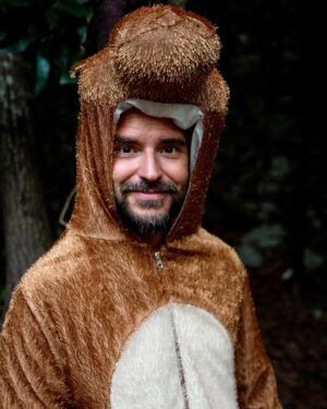 Benjamin Verrecchia Instagram - Les fondamentaux d’une soirée déguisée : 

-  Louer un déguisement de tigre du Bengale, mais pour un budget de 16 euros avoir un pilou pilou plus proche de la loutre
- Vannes claquées de soirée déguisée « bah dis donc elle a pris cher Wonderwoman ! » « Eh Elvis Presley bien fort ! » « C’est pas Toutânkhamon c’est tout en camelote Ahaha ! » 
- Musique de karaoke sur enceintes qui crachent et qui grésillent
- Chips, minis carottes dans sauce infâme et vin dans gobelets
- Repartir seul en métro à minuit déguisé en loutre sur la ligne 4

Votre meilleur déguisement ? 

📷 @agatho55