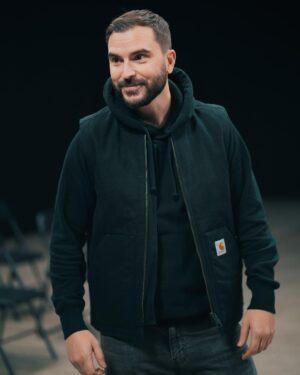 Benjamin Verrecchia Instagram - Collection Automne-Epicerie 2022. Une veste sans manches à négocier des mandarines et un hoodie de chambre froide.

Quel nom pour mon épicerie ? (Le meilleur jeu de mot recevra un paquet de figolu)

📷 @arpheno_off