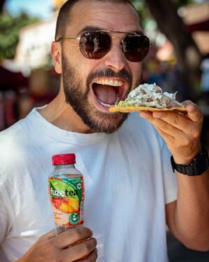 Benjamin Verrecchia Instagram - Mexico !! J’ai été à la fois aventurier dans la jungle, lutteur de lucha libre, voyageur en montgolfière, j’ai sauvé 8 vies et découvert un temple maya. Bref, ma vie.

Merci à @fuzeteafrance et @tripadvisor pour l’aventure incroyable ! Découvrez leur thé frais, une fusion de saveurs pêche et hibiscus 🍑 🌺

Ma prochaine aventure je pars où ?

#collaborationcommerciale 
#UnMondeDeFusion

Pour votre santé, pratiquez une activité physique régulière

📷 @agatho55