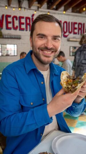 Benjamin Verrecchia Instagram - Kiff Food USA ! Je suis en folie totale de vous présenter mon nouveau livre de cuisine spécial États-Unis 🇺🇸
Un voyage culinaire en 1ère classe ! 
Venez kiffer les meilleurs recettes américaines : hot-dogs, apple pie, meatballs spaghetti, smoked Texas queso, corn bread, pecan pie et autres plats emblématiques des States !

J’y ai également mis des pages thématiques sur toute la culture américaine : Super Bowl, Halloween, Coffee Shops, Bourbon etc.

Je vous prépare quoi ?

Lien en bio pour en profiter !

This is America !