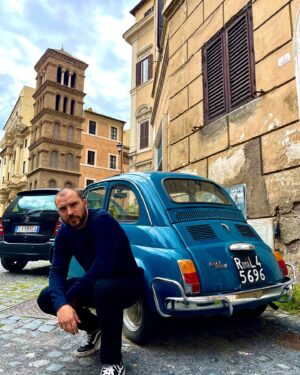 Benjamin Verrecchia Instagram - Rome 1999. Trastevere. Je gare ma Fiat 500L, 496 chevaux, carburateur majoré, échappement sportif, boîte de vitesse 6 rapports. C’est pas un véhicule, c’est un rêve qu’a une carrosserie.
Un type me dévisage, une tête de renard des yeux de poisson, un truc à déboussoler Darwin. Accoudé sur sa Lamborghni Diablo V12 5.7 à transmission propulsion, fier de sa caisse de manège, il me toise. Je finis mon caffè et je démarre. On se retrouve tout les deux au feu rouge, le destin veut un vainqueur. 
À la seconde où la boule passe au vert je démarre comme un furieux. Je lui laisse à peine le temps de respirer, il bégaye des pieds et cale sur place. Encore un qu’a sous-estimé mon bolide et qui s’est cru pilote de F1 parce qu’il a choisi une voiture rouge. Guignol.
Je continue ma petite virée dans Rome, le vrai monument de cette ville c’est ma Fiat.