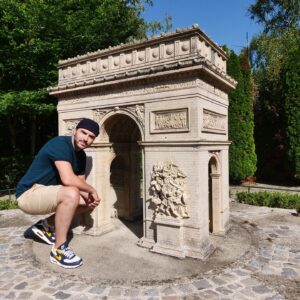 Benjamin Verrecchia Instagram - C’est un Arc de petit triomphe, c’est pour les petites victoires : monter dans le train de justesse, être seul dans le ciné, chopper le numéro de son crush, le barman qui oublie un cocktail sur l’addition 

C’est quoi vos petites victoires digne de l’Arc de petit triomphe ?

📸 @mathieumonconduit