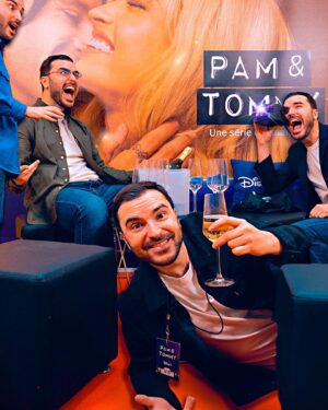 Benjamin Verrecchia Instagram - Soirée années 90 ! Qui est chaud ? Donnez moi en commentaire un accessoire très 90’s ! 

À l’occasion de la sortie de Pam & Tommy sur Disney  aujourd'hui, je visionne la série dans l’ambiance de l’époque !
Pam & Tommy, c'est une série inspirée de l'histoire vraie de Pamela Anderson et Tommy Lee, un couple iconique connu pour leurs soirées arrosées et leurs looks atypiques… 

Contenu accessible aux profils 18  @disneyplusfr 

Attention l’abus d’alcool est dangereux pour la santé, à consommer avec modération

📸 🎨 @mister.jo