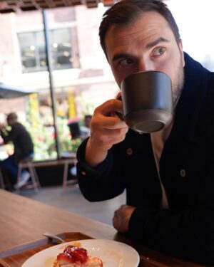 Benjamin Verrecchia Instagram - Se poser boire un café après une journée dur comme du fer. Agrémenter son plaisir par une petite tarte aux fraises, la friandise des solitaires. Savourer. C’est ce ce que j’espérais avant d’apercevoir au coin du coffe shop, Stacey Mckingsley, une ex, certains dirais une erreur délicieuse. Il y a les exs qui s’évanouissent dans votre mémoire et les autres qui restent dans vos souvenirs. Stacey fréquentait désormais un gars du milieu, Leroy Chevrolet, le genre de type qui rit quand il se brûle. Une cicatrice de la taille d’une pompe sur la joue et un regard à faire reculer un bœuf. Ce type était jaloux à vous briser les os, s’il m’apercevait dans le même bar que Stacey je pouvais dire au revoir à ma gueule d’ange et prendre un abonnement à l’hôpital du coin. Stacey venait de me remarquer. Je la sentais me fixer, un de ces regard qui gratte la nuque. Je m’apprêtais à finir ce bon vieux cappuccino et me tailler quand évidemment, qui rentra dans le café ? Leroy « Furie » Chevrolet. Je ne sais pas si les murs ont des oreilles, mais les serveurs ont des bouches. On l’avait prévenu. Il m’aperçoit, une flamme jaillit dans ses yeux. La haine. J’ai à peine eu le temps d’esquiver un coup de lame, j’étais déjà sur le comptoir à lui décocher l’un des meilleurs penaltys de ma vie. Une chandelle pleine mâchoire. Ce soir c’est Liebig courgettes mon salaud…La prochaine fois qu’il dit son prénom il va communiquer avec les vaches. 
Stacey me regarde en coin prendre la sortie.
Elle était particulièrement bonne cette tarte aux fraises. 

Et vous vous pensez quoi de la jalousie ?

📸 @mathieumonconduit