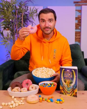 Benjamin Verrecchia Instagram - CONCOURS

Les nachos, j’ai pris un ticket pour le bonheur. Ça part en séance kiff avec le livre Loki - Les racines du mal. Au menu c’est plongeon direct dans l’univers du Dieu de la malice, entrecoupé de pop-corn, donuts et m&m’s.

Avec @marvelfr et @hachetteheroes on fait gagner un exemplaire à 5 personnes ! Pour participer c'est très simple :
- Commenter cette publication
- Liker la photo

La grande roue du destin décidera des 5 gagnants la semaine prochaine, bonne chance !

Petit résumé pour vous : "Bien avant d’affronter les Avengers, le jeune Loki souhaite désespérément faire ses preuves et endosser le rôle du héros. Dans son entourage, pourtant, tous le soupçonnent d’être mauvais et retors. Exception faite d’Amora. L’apprentie magicienne d’Asgard semble être son âme sœur, la seule à priser la magie et le savoir et, peut-être, à voir ce que Loki recèle de meilleur."

Une lecture idéale avant de se plonger dans la série dédiée au personnage sur Disney  ! Vous pouvez retrouver le livre chez la Fnac ou sur Amazon.

Contenu en partenariat rémunéré.

📸 @paleroux