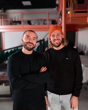 Benjamin Verrecchia Instagram - Yeux fermés, regard qui fuit, tête de poisson, on a tous vécu cette photo de groupe où y’a forcément un ou deux visages foirés ! 

Là par exemple, j'ai pu sauver la tête de @pierrecroce parmi un large choix ! 

Le Google Pixel 8 et 8 Pro vous permettent de sélectionner la meilleure photo grâce à la fonction Meilleure Prise. 
Si une des personnes sur la photo ferme les yeux, ou que simplement, sa tête vous dérange, le téléphone combine des photos similaires en une seule photo pour avoir un rendu parfait !

#TeamPixel @googlepixel