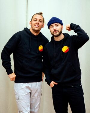 Benjamin Verrecchia Instagram - Exclu totale ! Notre Hoodie interstellaire disponible sur notre site (en bio)
Un vêtement qu’on adore et qu’on a créé dans l’esprit du voyage spatial. Dans le cadre de notre BD événement « Les aventures de Pierre et Ben »🔥 
Il reprend le logo de notre combinaison astronaute « Fusée céleste Zeus I » (d’une de nos histoires). Une planète Mars stylisée incroyable réalisée par le pilote @lucas_bltn 

C’est une véritable aventure et un Kiff total d’avoir crée ce Hoodie qui j’espère vous plaira, allez checker le site il y’a plein d’autres surprises 🚀 

Info technique de notre vaisseau : 
12000km/s
Titane. Aluminium.Carbonne 
204.76M
Matricule B 212121714
Matricule P 315151195

Ps : gros gros Kiff sur la casquette également sur le site 

📷 @agatho55

Post incluant une communication commerciale