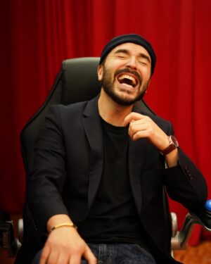 Benjamin Verrecchia Instagram - Rire c’est partager, partager sa dentition en l’occurrence.
Qu’est-ce qui m’a fait rire comme ça ?
📸 @paleroux