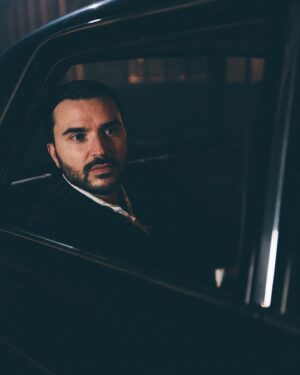 Benjamin Verrecchia Instagram - Pleine guerre froide. Je suis à New York pour résoudre une sombre affaire de trafic d’armes. J’ai rdv avec un dénommé Jack « porte-avion » Dimitrios, une enflure avec un cou de taureau, un genre de tronc d’arbre sur qui on aurait mis une tête. Ma mission c’est de lui sous-tirer des infos sur un potentiel chargement de missile R14 à destination de Moscou. Il entre dans le parking et me toise, j’ai clairement envie de lui faire sauter la dentition et lui montrer qu’une gencive c’est pas vital. Mais je peux pas passer par la case orthodontiste tout de suite, faut que je choppe l’info. Pour lui je suis un armateur qu’a besoin d’un convoi pour ses navires, ma courverture depuis 3 mois.
Au delà d’être naïf comme un slip qui croit qu’on va le porter qu’une fois, il a l’air violent le séquoia sur pattes. Je lui raconte ce qu’il veut entendre, la danse du ventre habituelle et je repars avec l’info. Scolaire, efficace.
Mon boulot ? Être plus con qu’un con, tout un art…

📸 @laurag_photo