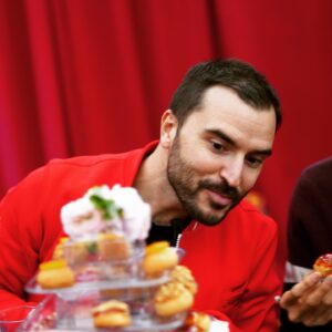 Benjamin Verrecchia Instagram - Oh le regard gourmand ! Oh l’envie au bord du sourire !
Je veux évidemment savoir qui vous regardez avec la même gourmandise ?

📷 @paleroux
