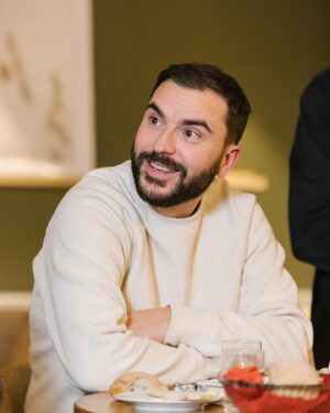 Benjamin Verrecchia Instagram - Concours !
3 séjours de 500 euros à gagner !
Voici le visage rayonnant d’un homme qui a passé un séjour dans les hôtels @mercurefr  J’ai mangé probablement la meilleure raclette de ma vie. J’ai visité le cœur des Alpes, et goûté tous les plats locaux (oui tous) !

Pour gagner :
- suivre @mercurefr 
- suivre mon insta
- taguer 2 personnes qui aiment la raclette

Le cœur des Alpes se trouve à la dernière photo.

Tirage au sort le 18/01 à 18:00 !
Retrouvez le règlement du concours sur @mercurefr !