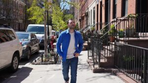 Benjamin Verrecchia Instagram - Parfois j’aime me balader dans les plus grandes mégalopoles du monde. Là je revenais à pied d’un combat au Madison Square Garden. J’avais gagné par TKO après un crochet foudroyant. J’ai ensuite été manger un fabuleux tacos chez mon ami restaurateur Felipe Gonzalez, il m’a raconté une histoire folle : un jour il rencontre Micke Grezinsky, l’agent d’un boxeur du coin, Jamie « fracasse-front » Collins. Une brute épaisse haut comme mes genoux qui tapait comme une mule sur tout ce qui avait une mâchoire. Il avait d’ailleurs envoyé aux urgences un type du nom de Griffin Vong Morales, un rooky. Le dentiste de l’hôpital avait cru à une chute de chantier, il avait balancer « À part couler une dalle je peux rien faire, il lui reste une dent et si il éternue elle tombe ». Tout ça pour dire que 1 an plus tard, Morales a organisé le meurtre de Collins ! Il a payé un sombre gars, Enrico Guzman, dit Gypsy, dit Cobra, qu’est parti éliminé Collins dans une ruelle de la 105ème. Manque de pot Cobra s’est mangé un uppercut-dodo…Il a dormi 2 ans. À son réveil il avait oublié les consonnes.
Sacré Gonzalez, toujours une histoire à raconter.

Et vous votre avis sur la vengeance ?

📸 @mathieumonconduit