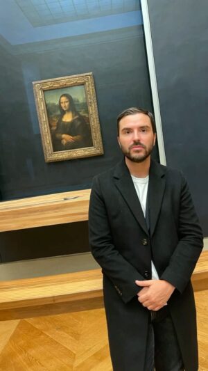 Benjamin Verrecchia Instagram - En total défilé au @museelouvre 
Merci à tous les artistes qui ont collaboré :
- Da vinci 
- Aphrodite 
- Théodore Géricault
- Eugène Delacroix
- Niké
- Sphinx