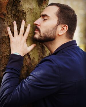 Benjamin Verrecchia Instagram - Savoir écouter un arbre, ressentir son écorce, féliciter chaque branche. Et accessoirement ne plus manger n’importe quel champignon...
Toi aussi tag un arbre qui est le sang de la sève.
📷 @paleroux