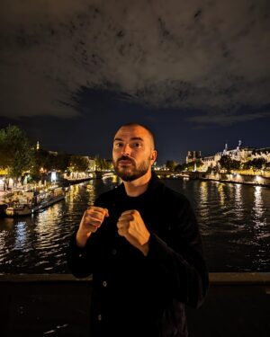 Benjamin Verrecchia Instagram - Samedi soir dernier, Paris by night, j’attends mon combat nocturne contre un inconnu. J’aime le goût d’une bonne bagarre de nuit. Paris est une ville magnifique pour en découdre.

Cette superbe photo de nuit a été réalisée avec l’appareil photo du Google pixel 7a. L’option « vision de nuit » permet des clichés splendides et nets même avec une faible luminosité.
@googlepixel