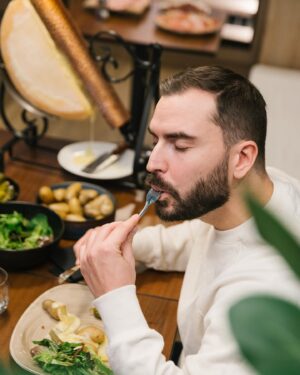 Benjamin Verrecchia Instagram - Concours !
3 séjours de 500 euros à gagner !
Voici le visage rayonnant d’un homme qui a passé un séjour dans les hôtels @mercurefr  J’ai mangé probablement la meilleure raclette de ma vie. J’ai visité le cœur des Alpes, et goûté tous les plats locaux (oui tous) !

Pour gagner :
- suivre @mercurefr 
- suivre mon insta
- taguer 2 personnes qui aiment la raclette

Le cœur des Alpes se trouve à la dernière photo.

Tirage au sort le 18/01 à 18:00 !
Retrouvez le règlement du concours sur @mercurefr !