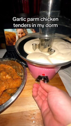 Benny Blanco Instagram - Making Garlic Parm Chicken Tenders in my dorm room 🍗 🤩#lazypotnoodle #foodie #foodies #easyrecipes #food #chicken #ranch