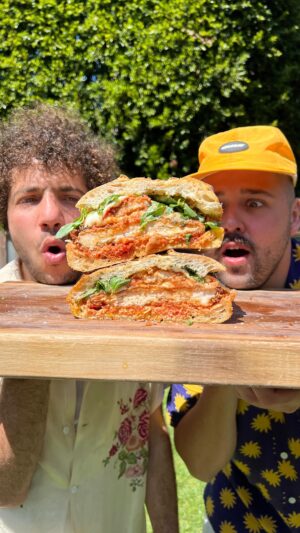 Benny Blanco Instagram - 🥪🍅🐔CHICKEN PARM SANDO🐔🍅🥪

👨🏻‍🦱 @itsbennyblanco 
🎥 @amandewayup 
🔪 @couteauxclk