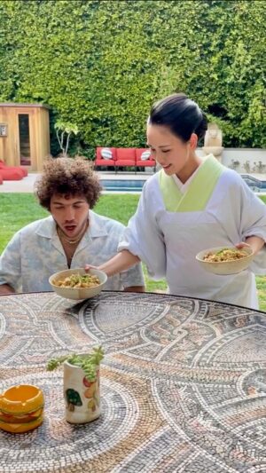Benny Blanco Instagram - Do you want me to cook Japanese food? Oyakodon for @itsbennyblanco ❤️‍🔥✨🐓

#bennyblanco #kimonomom #japanesefood #oyakodon #umamisauce @umami_kimonomom