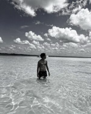 Benny Emmanuel Instagram - De momentos que se esfuman y quedan en forma de recuerdos y láminas que scrolleas.