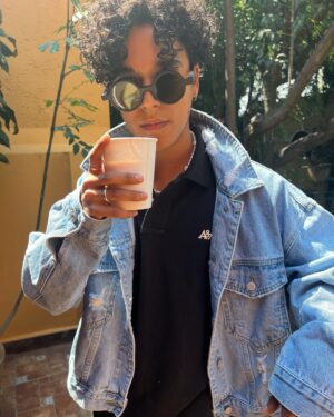 Benny Emmanuel Instagram - sábado chido. 
bañito, ofni cool de Aéropostale y café chiapaneco pa llevar.