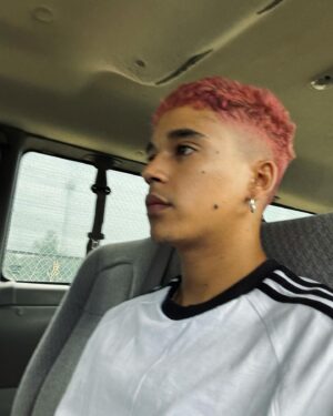 Benny Emmanuel Instagram - esto se comenta con emojis rosa