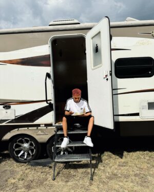 Benny Emmanuel Instagram - esto se comenta con emojis rosa