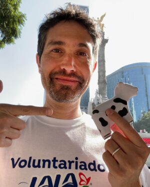 Benny Ibarra Instagram - Estuvimos en 11 estados de la República Mexicana entregando  a niños y niñas,. ¡Gracias a ti #UnVasoLalaParaCompartir de @LalaMexico y @FundacionLala continuará por un año más! 🥛💙