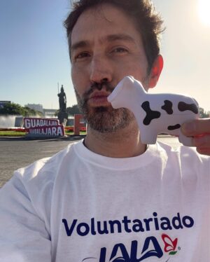 Benny Ibarra Instagram - Estuvimos en 11 estados de la República Mexicana entregando  a niños y niñas,. ¡Gracias a ti #UnVasoLalaParaCompartir de @LalaMexico y @FundacionLala continuará por un año más! 🥛💙