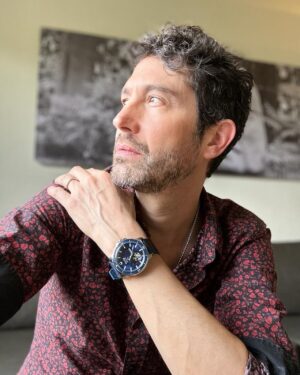 Benny Ibarra Instagram - #RegalaTiempo @bulova_mexico El tiempo es, literal, oro…. y paz. Estar en el aquí y ahora. En el presente. Ese es mi deseo para el 2023 y estas fiestas. Mucho amor. Gracias @bulova_mexico