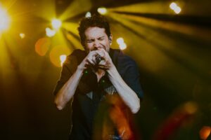 Benny Ibarra Instagram - 🥂 Este año ha sido un viaje increíble de la mano de @bennyibarra 🫶🏼 en la fiesta más grande de América. 🥳

Gracias por tu energía ⚡️ y tu magia ✨ en el escenario del #90sPopTour durante el 2022.❤️‍🔥 ¡Te queremos!