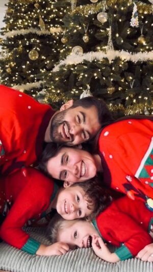 Benoît Assadi Instagram - On vous souhaite à tous de passer de belles fêtes de fin d’année ❤️✨