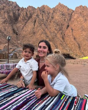 Benoît Assadi Instagram - Ce soir c’était dîner bédouin dans le désert 🌵🐫 

Est ce que vous me croyez si je vous dis que c’est vraiment Juliann qui a prit cette photo de Benoit et moi ?! C’est incroyable, le cadrage est même parfait 😍

Ps: 🫶🏻 sur la dernière photo 🥹