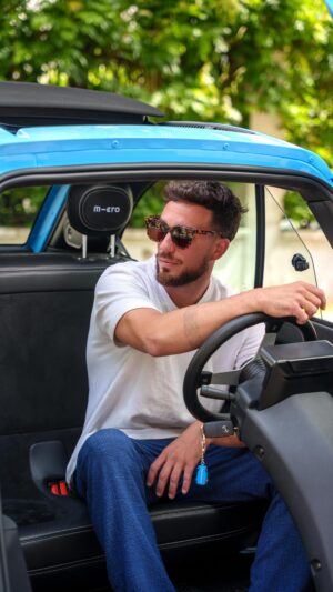 Benoît Douady Instagram - Bonne fête Papa 🩵

Quelle expérience insolite passée avec mon père en @microlino_france 🚙

À l’occasion de la fête des pères, j’ai pu faire redécouvrir certains lieux cultes de Paris à mon père à bord de cette bulle électrique totalement insolite et magique : la Microlino Lite 

Une ouverture totalement décalée pour entrer dans cette voiture qui comprend: 

- Deux places
- Une autonomie allant jusqu’à 200 km
- Une puissance de 10,5 kW
- Peut être conduite dès 14 ans en France

Un pur bonheur pour se garer dans les grandes villes, stationnement facile et parking transversal ! 

#ThisIsNotACar

Collaboration Commerciale