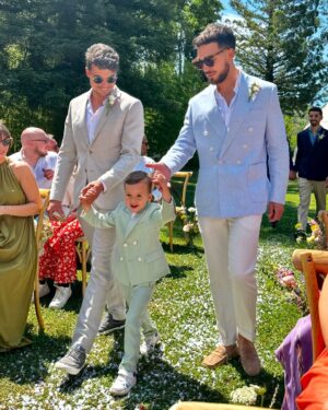 Benoît Douady Instagram - Vive les mariés ✨💐

Quand tu maris ton pote d’enfance, ton frère!🤍
Des moments inoubliables avec vous les amis  @jjerem805 @juliegay____ 🤩