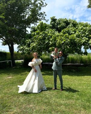 Benoît Douady Instagram - Vive les mariés ✨💐

Quand tu maris ton pote d’enfance, ton frère!🤍
Des moments inoubliables avec vous les amis  @jjerem805 @juliegay____ 🤩