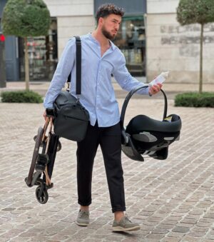 Benoît Douady Instagram - Du super papa qui change les couches au papa fit 🍼🏋🏻‍♂️

Quand je me suis lancé dans cette aventure de papa, je savais que mon quotidien allait être rempli de surprises et de moments imprévus 😅

C’est pour ça que le sac à langer convertible @lipaultparis_official va devenir mon meilleur allié de tous les jours, paré à affronter toutes les situations, du changement de couche au sprint avec les enfants 🍼

Léger, pratique et avec des options de port variées, il se transforme même en sac de sport en un clin d’œil, parfait pour mon quotidien ! 🏋🏻‍♂️

Voilà à quoi ressemble vraiment la vie de tous les jours avec un bébé 👶🏼 beaucoup d’organisation mais surtout beaucoup d’amour 🫶🏼

Collaboration commerciale 

#LIPAULTGANG #LIPAULT #DIAPERBAG #CHANGINGBAG #WORKOUTINSTYLE