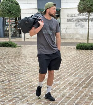 Benoît Douady Instagram - Du super papa qui change les couches au papa fit 🍼🏋🏻‍♂️

Quand je me suis lancé dans cette aventure de papa, je savais que mon quotidien allait être rempli de surprises et de moments imprévus 😅

C’est pour ça que le sac à langer convertible @lipaultparis_official va devenir mon meilleur allié de tous les jours, paré à affronter toutes les situations, du changement de couche au sprint avec les enfants 🍼

Léger, pratique et avec des options de port variées, il se transforme même en sac de sport en un clin d’œil, parfait pour mon quotidien ! 🏋🏻‍♂️

Voilà à quoi ressemble vraiment la vie de tous les jours avec un bébé 👶🏼 beaucoup d’organisation mais surtout beaucoup d’amour 🫶🏼

Collaboration commerciale 

#LIPAULTGANG #LIPAULT #DIAPERBAG #CHANGINGBAG #WORKOUTINSTYLE