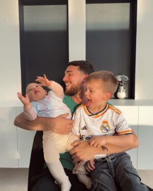Benoît Douady Instagram - Baba d’amour 💛

Grandir à la vitesse grand V