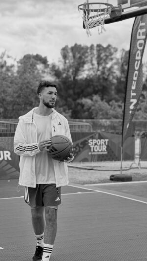 Benoît Douady Instagram - SPORT TOUR By @intersportfr ✨

Très fier en tant que tourangeau de vous parler de ce bel événement qui se déroule en ce moment place Anatole France à Tours.

Organisé par Intersport vous allez pouvoir tester la pratique de différents sports gratuitement pendant tous le week-end entre 11h et 19h. 
Un moment sympa à vivre en famille ou entre amis avec des défis à remporter 🥇 

Lets Gooooo!!! 🏀🤺 🥅🏃🏻🏅