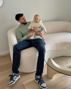 Benoît Douady Instagram - Nouvelle vie, nouveau départ 🔑 🏡 

Réception de notre maison pour le plus grand bonheur de la famille 💛
Quel projet intense et incroyable que de faire construire sa maison! 

27/02/2023 🏗️ - 10/04/2024 🔑