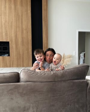 Benoît Douady Instagram - Nouvelle vie, nouveau départ 🔑 🏡 

Réception de notre maison pour le plus grand bonheur de la famille 💛
Quel projet intense et incroyable que de faire construire sa maison! 

27/02/2023 🏗️ - 10/04/2024 🔑