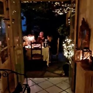 Benoît Dubois Instagram - Le Dîner !!! 🔥 #decocampagne #dinerenfamille #bougeoir #jardin #décorationintérieure #maisondecampagne