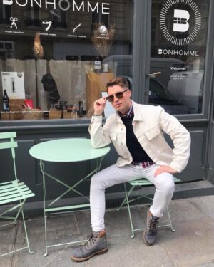 Benoît Dubois Instagram - Photo obligé après mon passage chez le coiffeur 😎 
Et d’ailleurs que pensez-vous de mon look?

#lookcasual #coiffeurparis 
#outfitinspiration