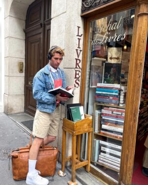 Benoît Dubois Instagram - Paris, son 6e arrondissement et ses libraires anciens au détour d’une rue 📚 Qu’est-ce que j’aime Paris 😍 
Quel est votre quartier préféré ?

#parisfrance #librairie #poesie #promenade 
DA : @itsnotbenny